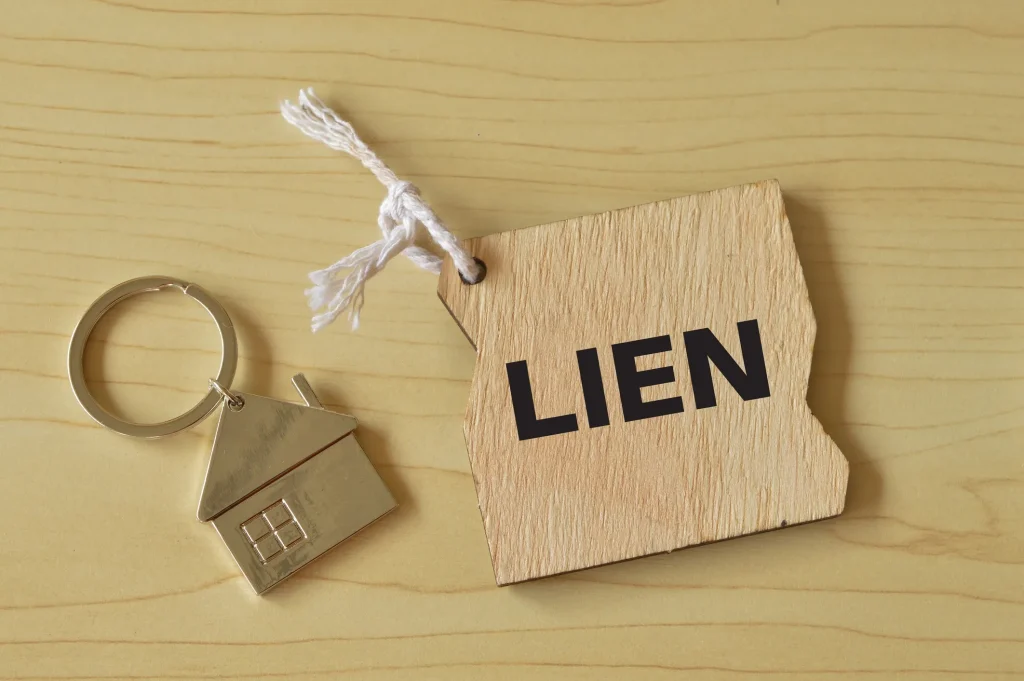 House shaped keychain with "Lien" written on a tag next to it.